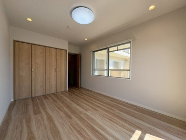 境谷西第2住宅団地16棟の洋室|全ての居室が同じ色調の内装材で統一されています◎どのような家具にも馴染む色合いです。