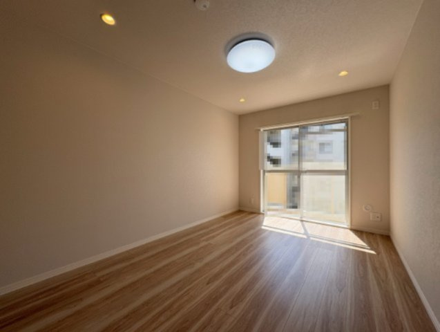 境谷西第2住宅団地16棟の洋室|
採光がたっぷりとれた明るい居室は、個室、寝室など多用途にお使いいただけます◎
