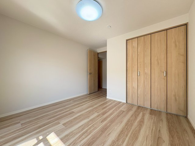 境谷西第2住宅団地16棟の洋室|バルコニーに面した洋室なので、照明がなくても昼間は明るいです◎