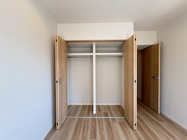 境谷西第2住宅団地16棟の収納|枕棚、ハンガーパイプつき、たっぷり収納ができます◎