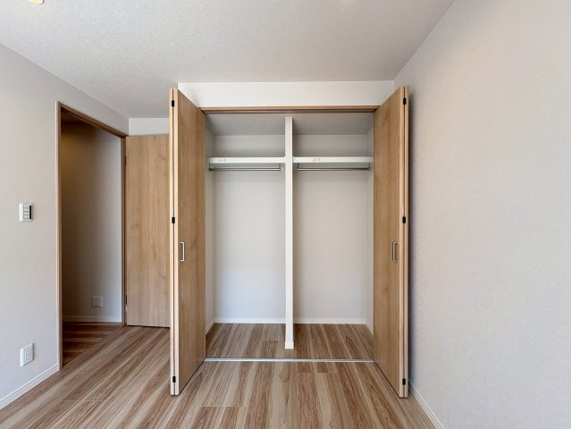 境谷西第2住宅団地16棟の収納|各居室、収納があるので大変重宝します◎