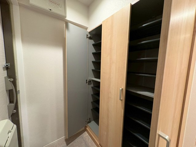 境谷西第2住宅団地16棟の玄関|収納力たっぷりの玄関収納です。