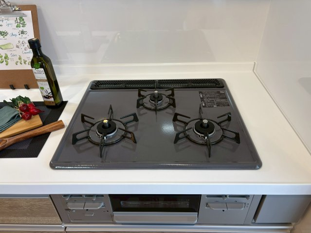 境谷西第2住宅団地16棟のその他|3つ口コンロは、同時調理が可能で時短に一役買います◎