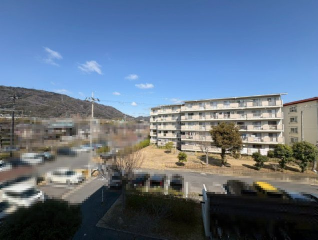 境谷西第2住宅団地16棟の展望|物件からは、山並みの眺望が広がります。