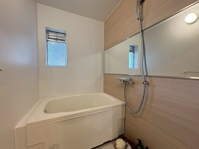 境谷西第2住宅団地16棟の浴室|窓があり、自然換気が可能です◎