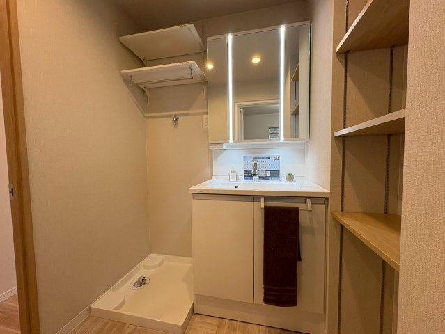 境谷西第2住宅団地16棟の洗面所|タオルやパジャマ等を仕舞える棚を備えた便利な洗面所です◎