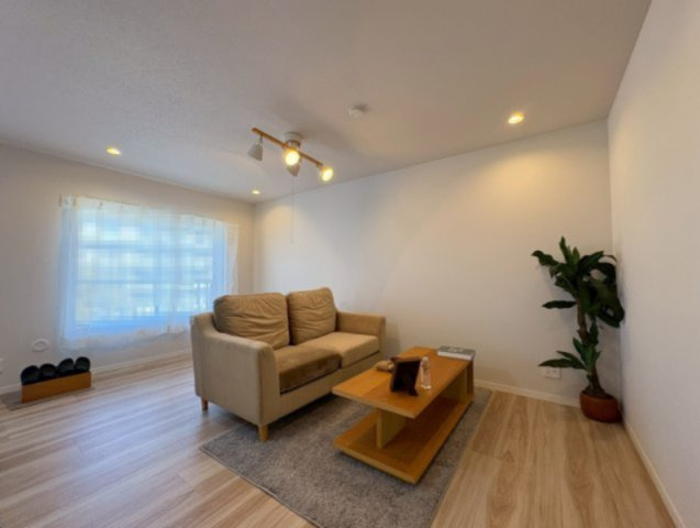 境谷西第2住宅団地16棟の居間・リビング|落ち着いたリビング空間はご家族のコミュニケーションが深まりそうです◎