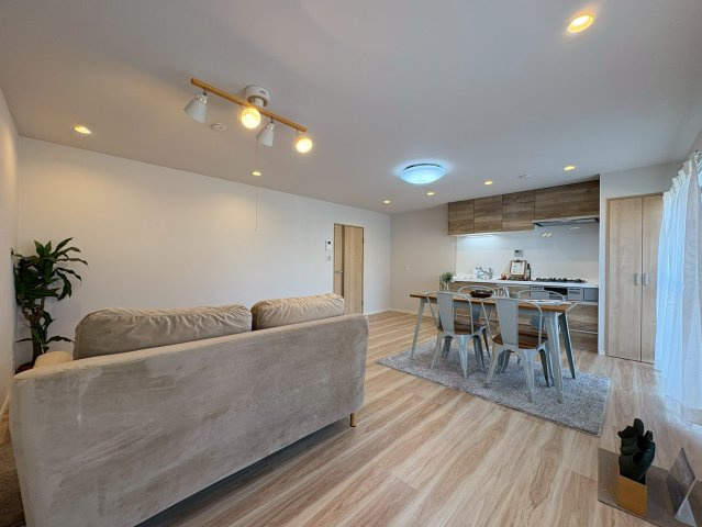 境谷西第2住宅団地16棟の居間・リビング|LDKは広々約16.3帖あり、ゆったりと寛げます！