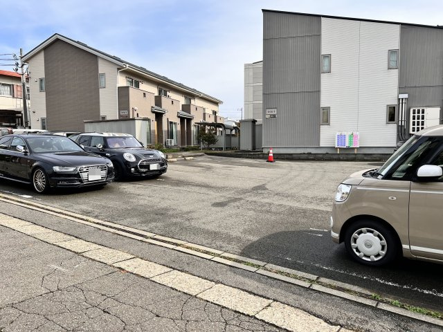 オーキッドBの駐車場