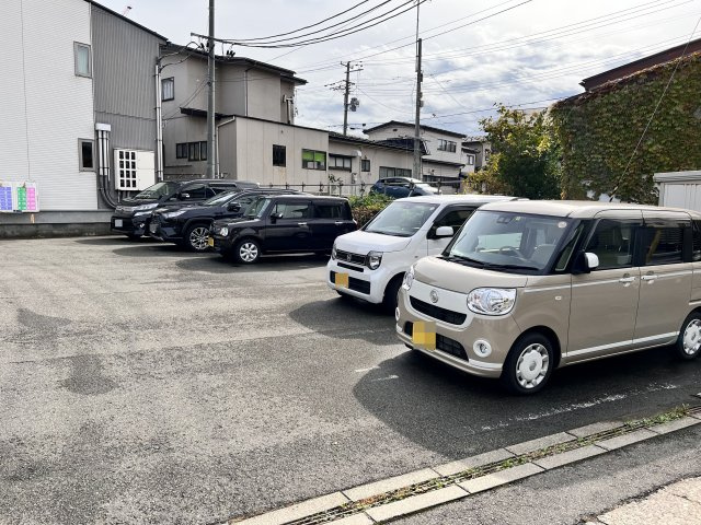 オーキッドBの駐車場