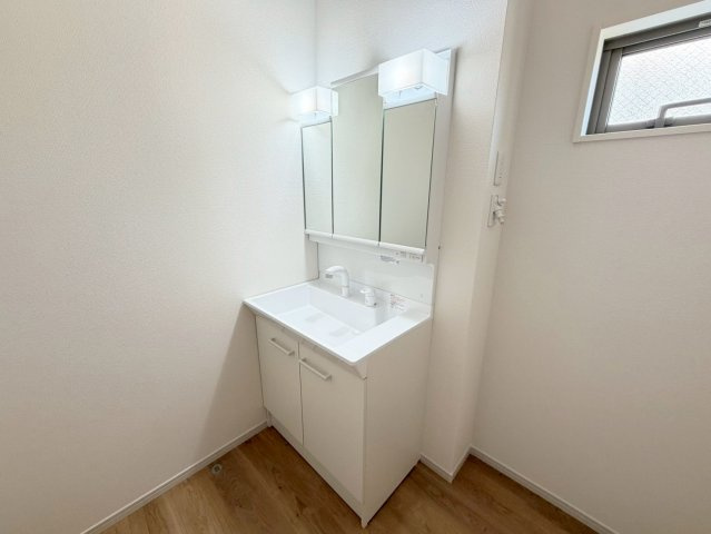 桂池尻町　Ⅰ期１号地の独立洗面台|【１号地：洗面】
ミラーキャビネットのため、メイク用品や洗顔小物などのスッキリ収納できちゃいます！（R8.2撮影）