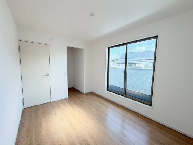 桂池尻町　Ⅰ期１号地の洋室|【１号地：洋室】
バルコニーから取り入れたお洗濯物はそのままCLに収納できる家事楽同線です。（R8.2撮影）