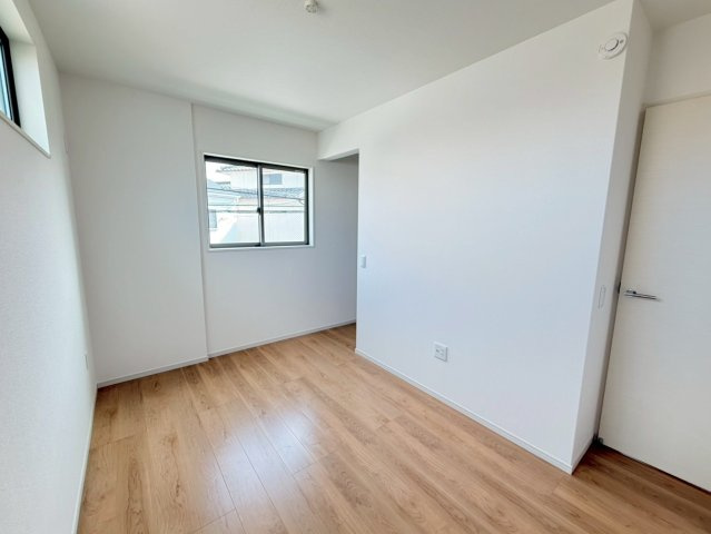 桂池尻町　Ⅰ期１号地の洋室|【１号地：洋室】
木目の自然な模様や落ち着きある色味が、お部屋に温かみをもたらします。壁紙は白を基調としており、インテリアプランも考えやすいシンプルな仕上がりです。（R8.2撮影）