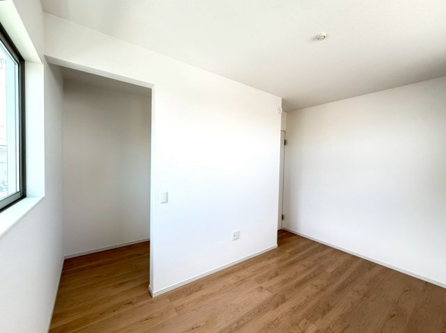 桂池尻町　Ⅰ期１号地の洋室|【１号地：洋室】
オープンクローゼットにつきお洋服の出し入れがラクラク！上部は棚になっている為、収納ボックス等を使えば整理整頓がしやすくお部屋がスッキリ片付きますね♪（R8.2撮影）