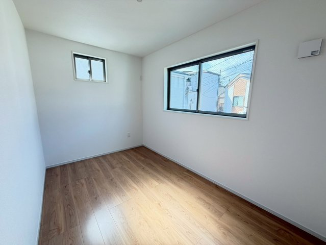 桂池尻町　Ⅰ期１号地の洋室|【１号地：洋室】
納戸は収納としてはもちろん、お部屋としてもご利用いただけます！テーブルやイスを置いて書斎になどいかがでしょうか？？（R8.2撮影）