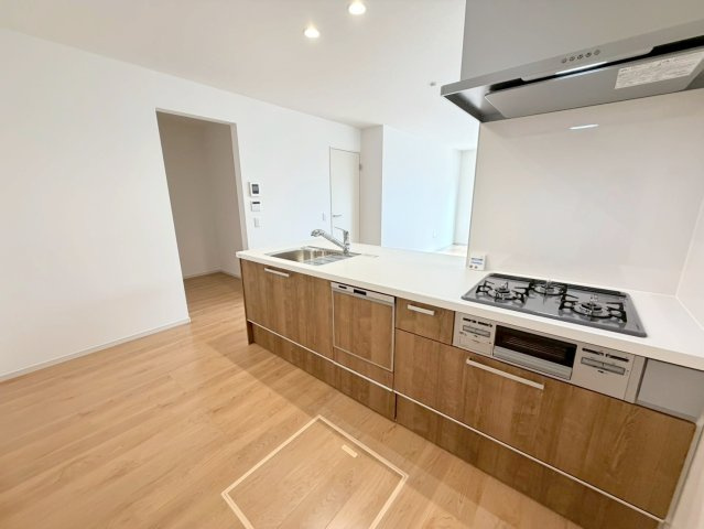 桂池尻町　Ⅰ期１号地のキッチン|【１号地：LDK】
正面に遮るものがない対面キッチン。キッチンワークをしながらお子様の様子も確認できる忙しいパパママに嬉しい配置です。