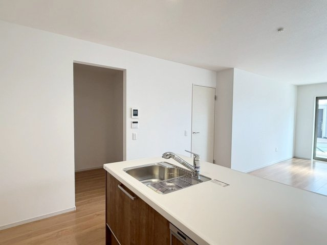 桂池尻町　Ⅰ期１号地のキッチン|【１号地：LDK】
キッチンすぐ横にはウォークインクローゼットがございます。収納棚を配置するなど、パントリーとしてもご利用いただけます！（R8.2撮影）