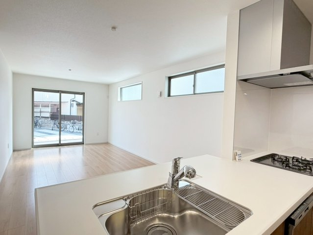 桂池尻町　Ⅰ期１号地のキッチン|【１号地：LDK】
奥行きがあり、視線が抜ける心地よいリビング空間！（R8.2撮影）