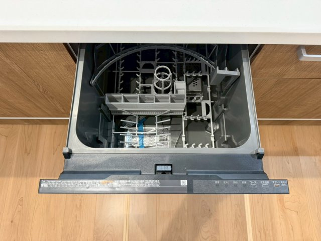 桂池尻町　Ⅰ期１号地のキッチン|【1号地：食器洗浄乾燥機】
家族分の食器もまとめて洗ってくれる食器洗い乾燥機！食後の団らん時間もご家族と一緒に楽しむことができます！手肌にも優しくママも嬉しい！