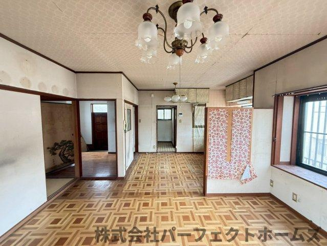 茄子作1丁目戸建の居間・リビング|こちらのリビングで趣味の時間をお楽しみください