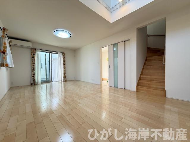 平塚市南原３丁目　中古戸建の居間・リビング|19帖　吹抜付LDK
