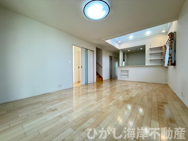 平塚市南原３丁目　中古戸建のダイニング|19帖　吹抜付LDK