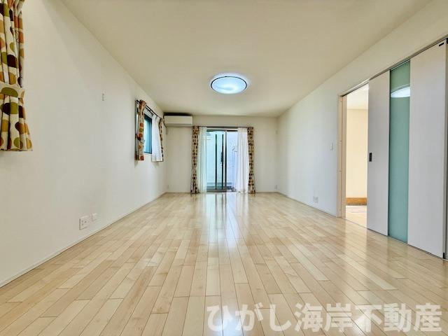 平塚市南原３丁目　中古戸建の居間・リビング|19帖　吹抜付LDK