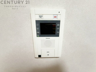 訪問者が来たときにテレビ画面で確認できるため、安心してドアを開けられます。録画機能があるものもあり、留守中に来訪者を記録しておくことができます。利便性が高く、セキュリティ面でも安心です。