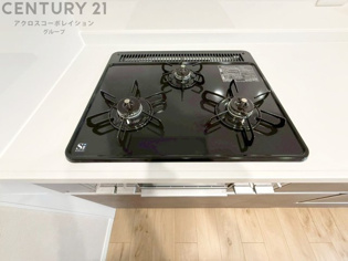 多数の調理器具を同時に使用でき、料理の効率化が可能。省エネで節約になり、様々な料理スタイルに適応できます。また、火力調整が独立しており、手入れや掃除もしやすく、今よりもっとお料理が楽しくなるかも。