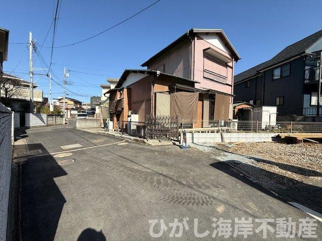平塚市南原３丁目　新築戸建　の前面道路含む現地写真|3月5日撮影　建築中　現地外観