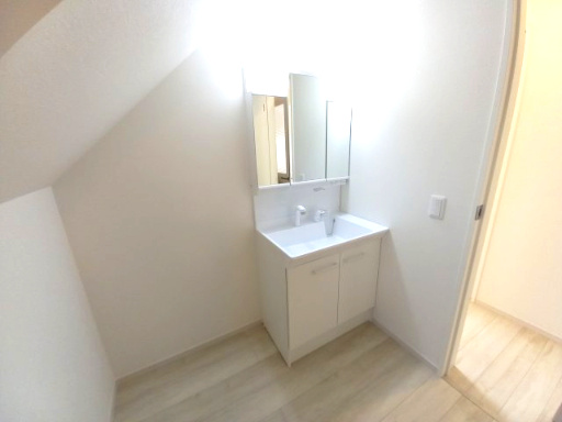 ひたちなか市足崎2期の独立洗面台|朝の身支度には欠かせない独立洗面化粧台～洗面隣にはリネンスペースがあり収納豊富です。