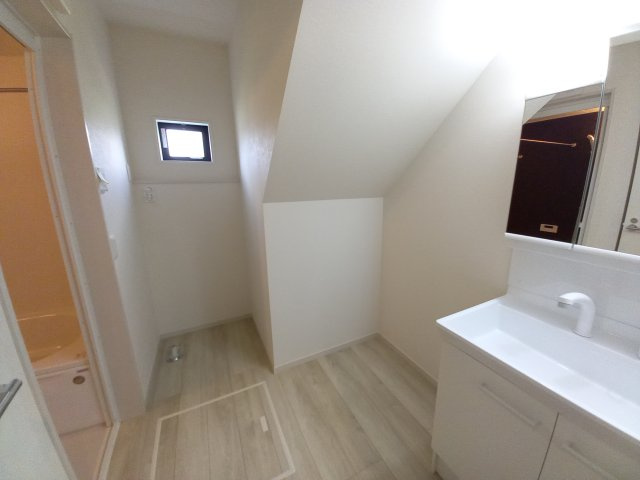 ひたちなか市足崎2期の独立洗面台|広々脱衣スペース！毎朝おしゃれに忙しい女性の方にうれしいポイントです！