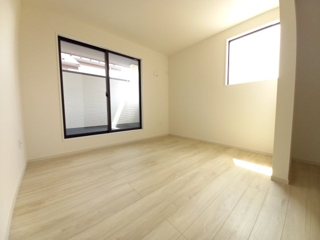 ひたちなか市足崎2期の洋室|バルコニーに面したお部屋は照明を点ける時間が少なくて済むので省エネに繋がります。