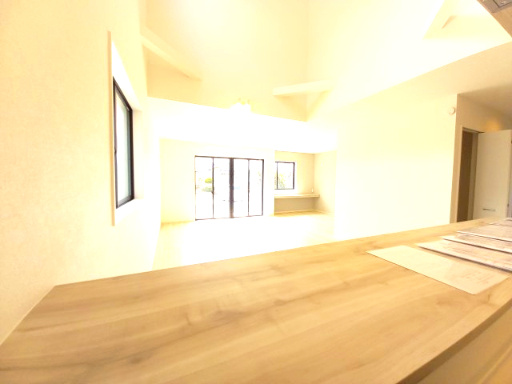 ひたちなか市足崎2期の居間・リビング|木のぬくもりを感じるキッチンカウンターから見えるリビングです