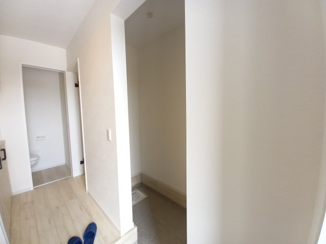 ひたちなか市足崎2期の収納|シューズインクローゼットには、ベビーカーや遊び道具、災害用グッズを収納いただけます