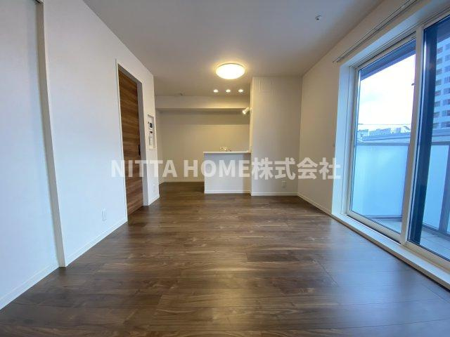 グラン・エストヴィルの居間・リビング|バルコニーからの日差しで明るいリビング♪