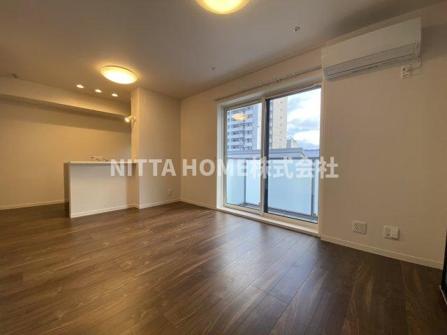 グラン・エストヴィルの居間・リビング|南向きのバルコニー付きの１１．8帖あるリビングルーム◎