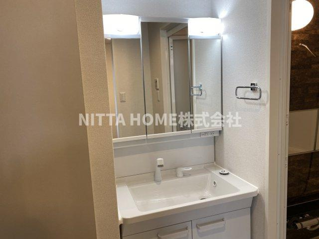 グラン・エストヴィルの洗面所|三面鏡付きの洗髪洗面化粧台付き☆