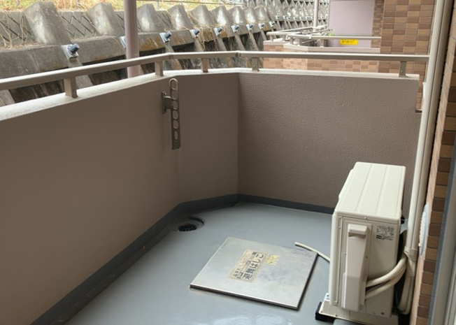 【バルコニー】 | グランシティ八王子 | バルコニーは、室外の専用スペースのうち、「屋根がなく開放された空間」であるものを指します。ベランダより広いタイプのものが多く、日当たりもよいため家庭菜園などを楽しみたい人にとって適した環境となります。