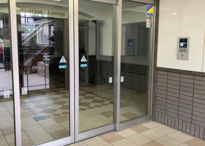 【エントランス】 | グランシティ八王子 | マンションのエントランスには、もともと風よけや防犯の役割がありますが、マンションによって宅配ボックスなどの設備が備わっている所もあります。日々の生活をイメージしながら生活しやすさをチェックしましょう。