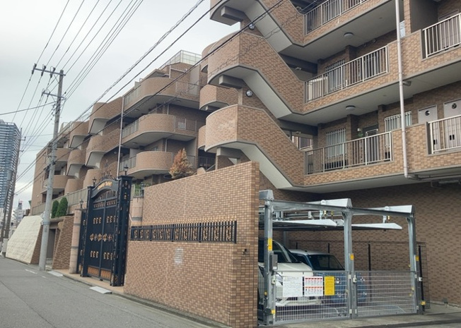 【現況写真】 | グランシティ八王子 | 外観はマンション管理がされているかの目安になります。築年数が古いと、壁面は劣化してひび割れが生じることも！建物が古びていても細かいところが修繕されていると、きちんと管理されているなぁと感じるでしょう。