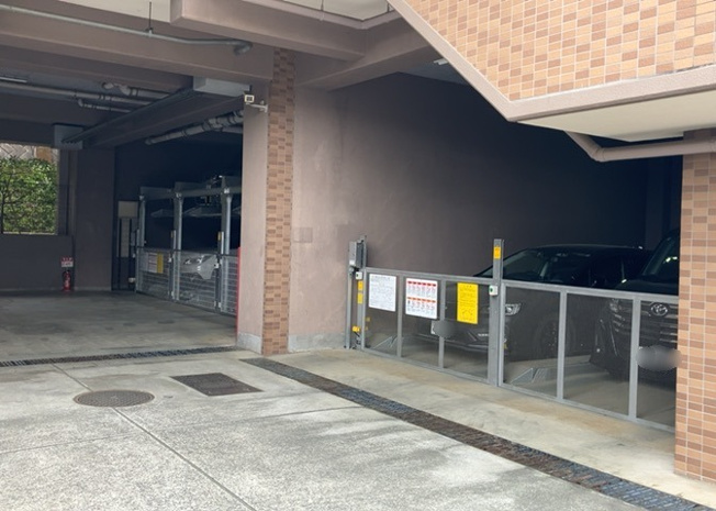 【駐車場】 | グランシティ八王子 | 車一台あたりに必要なスペースは、標準サイズの普通自動車で横幅2m50cm、長さ5mは必要になります。ただし、乗降のことも考慮して横幅3m30cm、長さ5m50cmほどは確保できるところを選びましょう。
