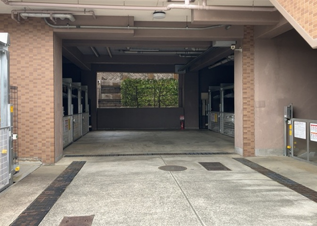 【駐車場】 | グランシティ八王子 | 駐車場と明記されていても、最小スペースでつくられた駐車場だと大型車は駐車できなかったり、出入りしにくくなったりする可能性があります。お車のサイズと購入したい物件の駐車場のサイズを現地で確認しましょう。