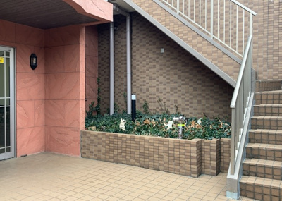【中庭】 | グランシティ八王子 | 中庭（パティオ）とは、一つの建築物の内部に設けられた、壁などで囲われている庭のことを指します。コの字型、ロの字型が主流ですが、L字型の中庭もあります。最近では、インテリア性の高さからも人気があります。