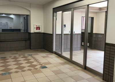 【ロビー】 | グランシティ八王子 | ロビーというと、エントランスと何がちがうの？と思いますよね。実はロビーとエントランスには明確な決まりはありません。物件によっては、エントランスを入って広がるある程度の広さのある空間がロビーとなります。