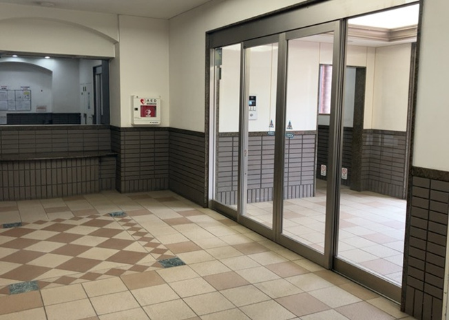 【ロビー】 | グランシティ八王子 | ロビーというと、エントランスと何がちがうの？と思いますよね。実はロビーとエントランスには明確な決まりはありません。物件によっては、エントランスを入って広がるある程度の広さのある空間がロビーとなります。