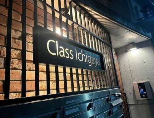 新宿区市谷台町の賃貸マンションのエントランス