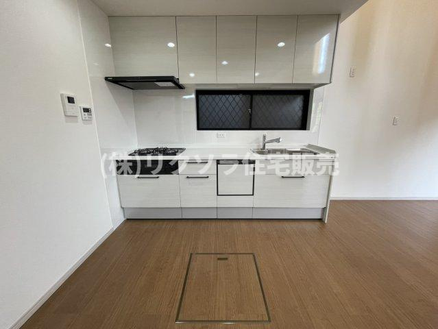 茄子作1丁目　中古一戸建てのキッチン|床下収納有り
■物件内覧・資金計画相談・住宅ローン相談、リフォーム相談、お問合せ受付中■
※当日・翌日のご内覧、ご相談はお電話でのお問合せがスムーズです！