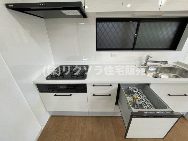 茄子作1丁目　中古一戸建てのキッチン|ビルトイン3口コンロ・食洗機付き
■物件内覧・資金計画相談・住宅ローン相談、リフォーム相談、お問合せ受付中■
※当日・翌日のご内覧、ご相談はお電話でのお問合せがスムーズです！
