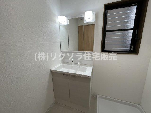茄子作1丁目　中古一戸建ての独立洗面台|三面鏡付き独立洗面台
■物件内覧・資金計画相談・住宅ローン相談、リフォーム相談、お問合せ受付中■
※当日・翌日のご内覧、ご相談はお電話でのお問合せがスムーズです！